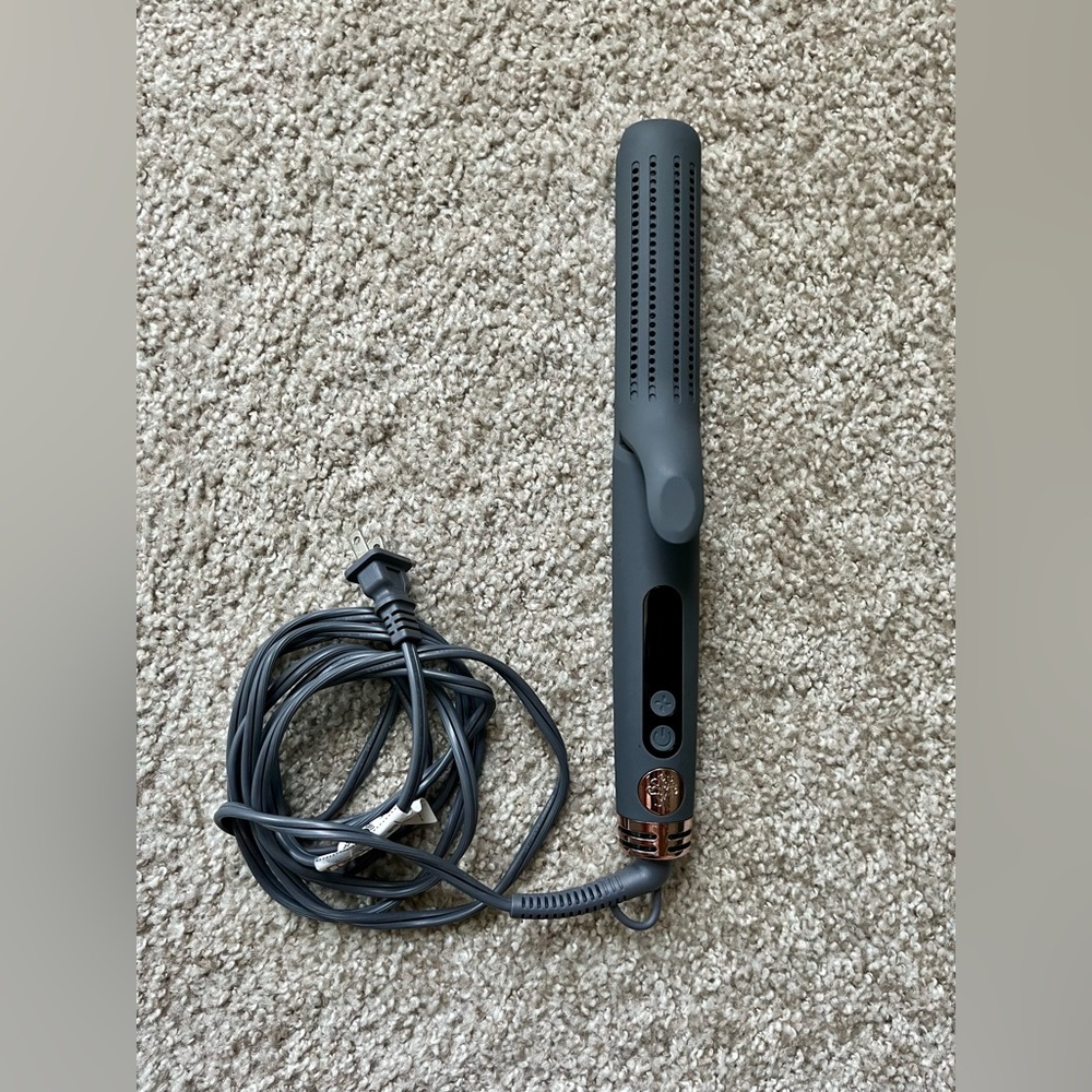 Mindy McKnight hair straightener